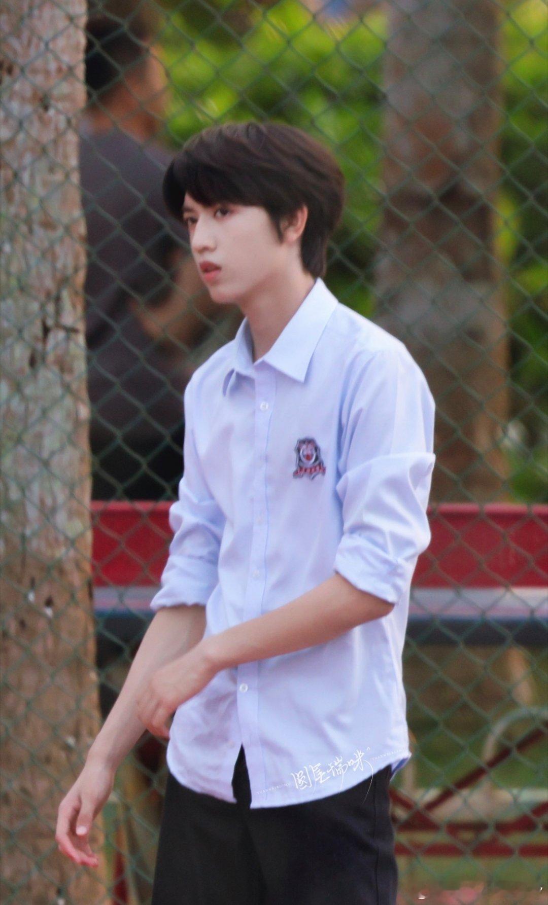 张桂源TF四代最有办法的人在江北机场偶遇张桂源有颜值、有头脑、有担当，不仅清醒还