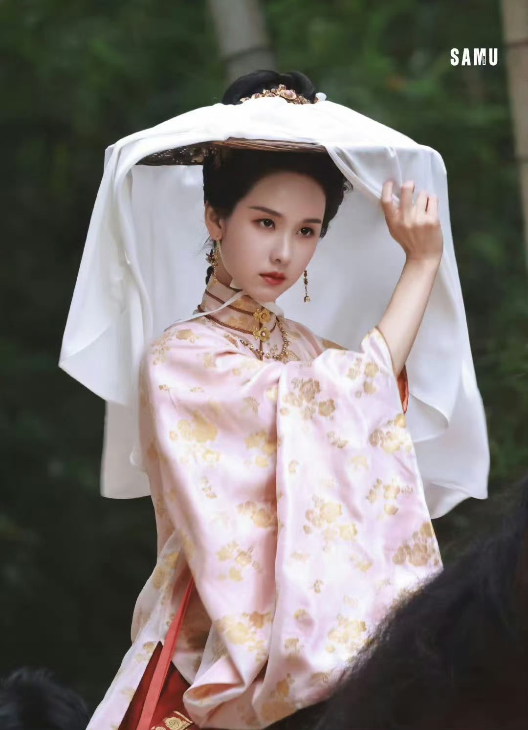 陈都灵看起来好难受 陈都灵新剧拍摄片场身体抱恙，请流感放过这个陈都灵吧[泪]她看