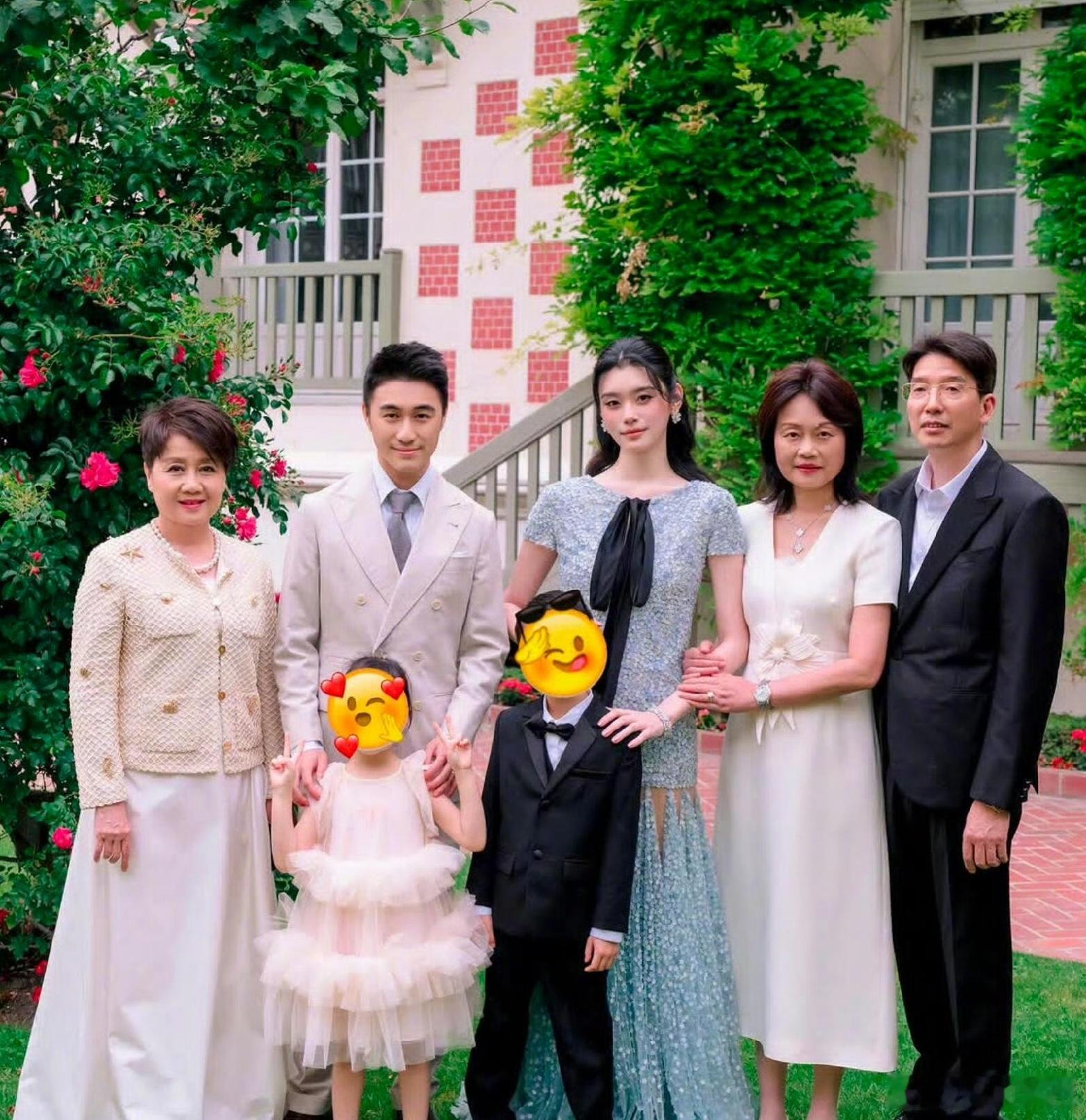 豪门不是这么好进的俩孩子都打酱油了，奚梦瑶和何猷君才举办婚礼，双方父母全部到场。