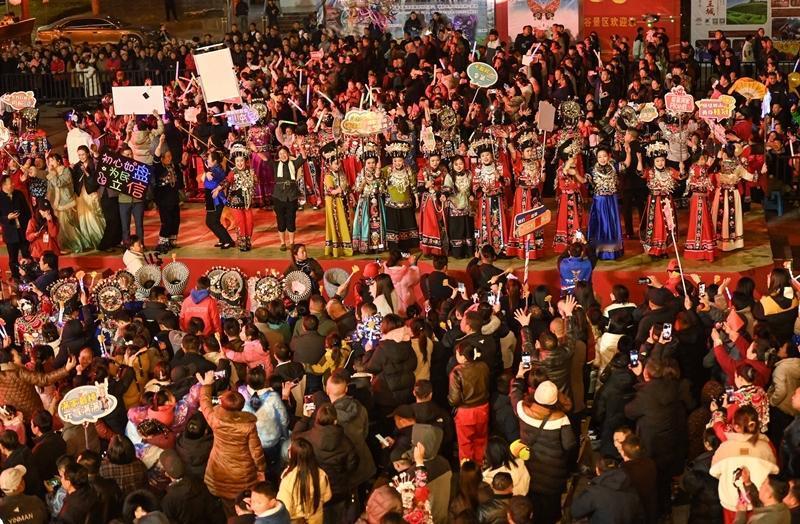 松桃村晚是全国人民的村晚
———西部杨刚
当苗乡花鼓擂响武陵群山，当乡土欢歌传遍