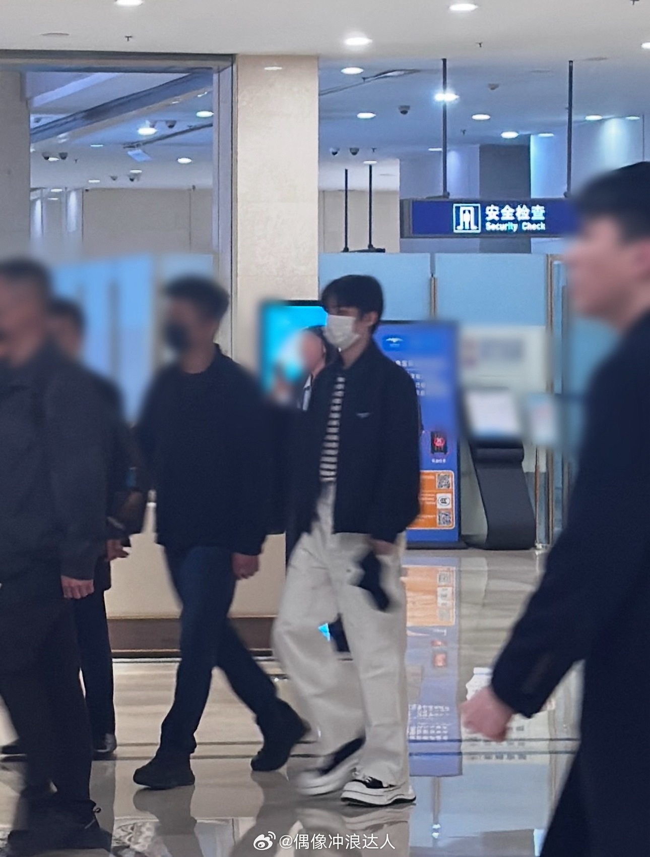 王俊凯到达长沙将参加浪姐7初舞台。。希望大家理智追星，期待小凯！王俊凯 私生