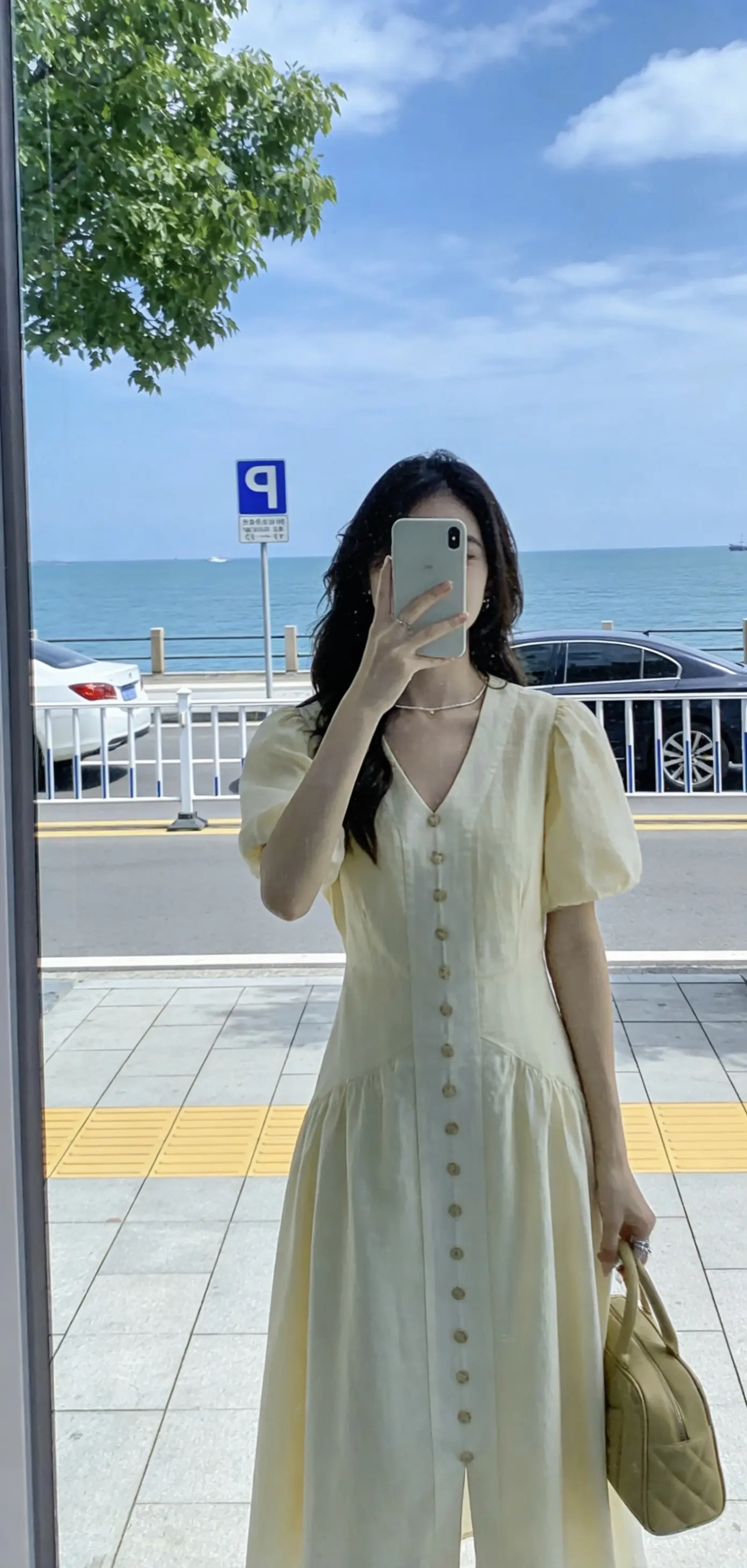 “人到中年，像是一场温柔的觉醒，遇到烦心事，不再急于倾诉，而是出去走走...