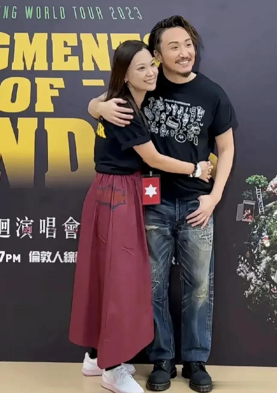 无关对错与好坏，相对于阿Sa，现任太太无疑更适合郑中基！

郑中基和他的太太有着
