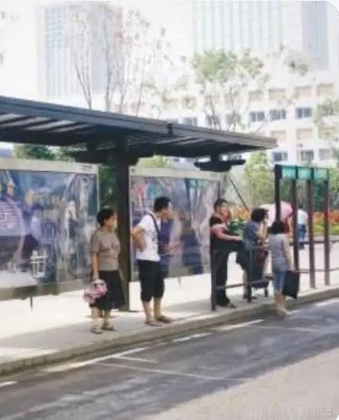 “积大德了！”河北唐山一男子公交站台等车，见车还没来就去前面走走，结果没走几步竟
