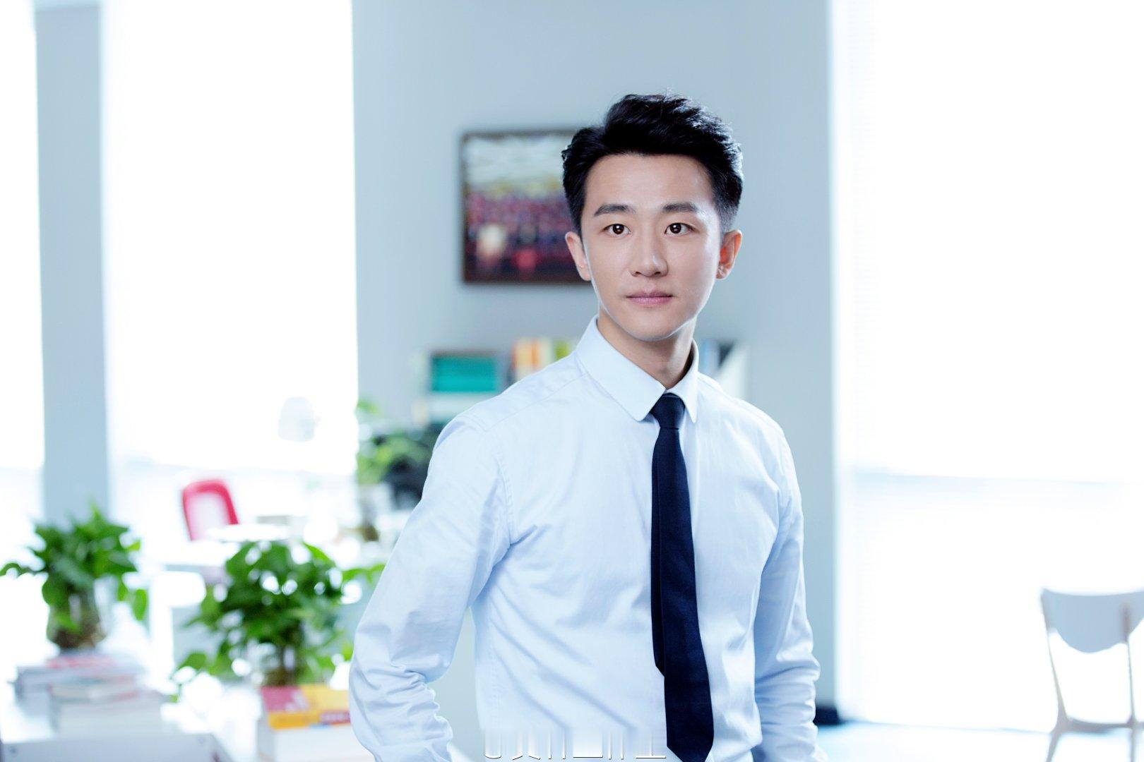 黄轩黄轩的剧不谈恋爱纯搞事业黄轩给我们带来的新剧实在是太让人期待了，就喜欢这样专