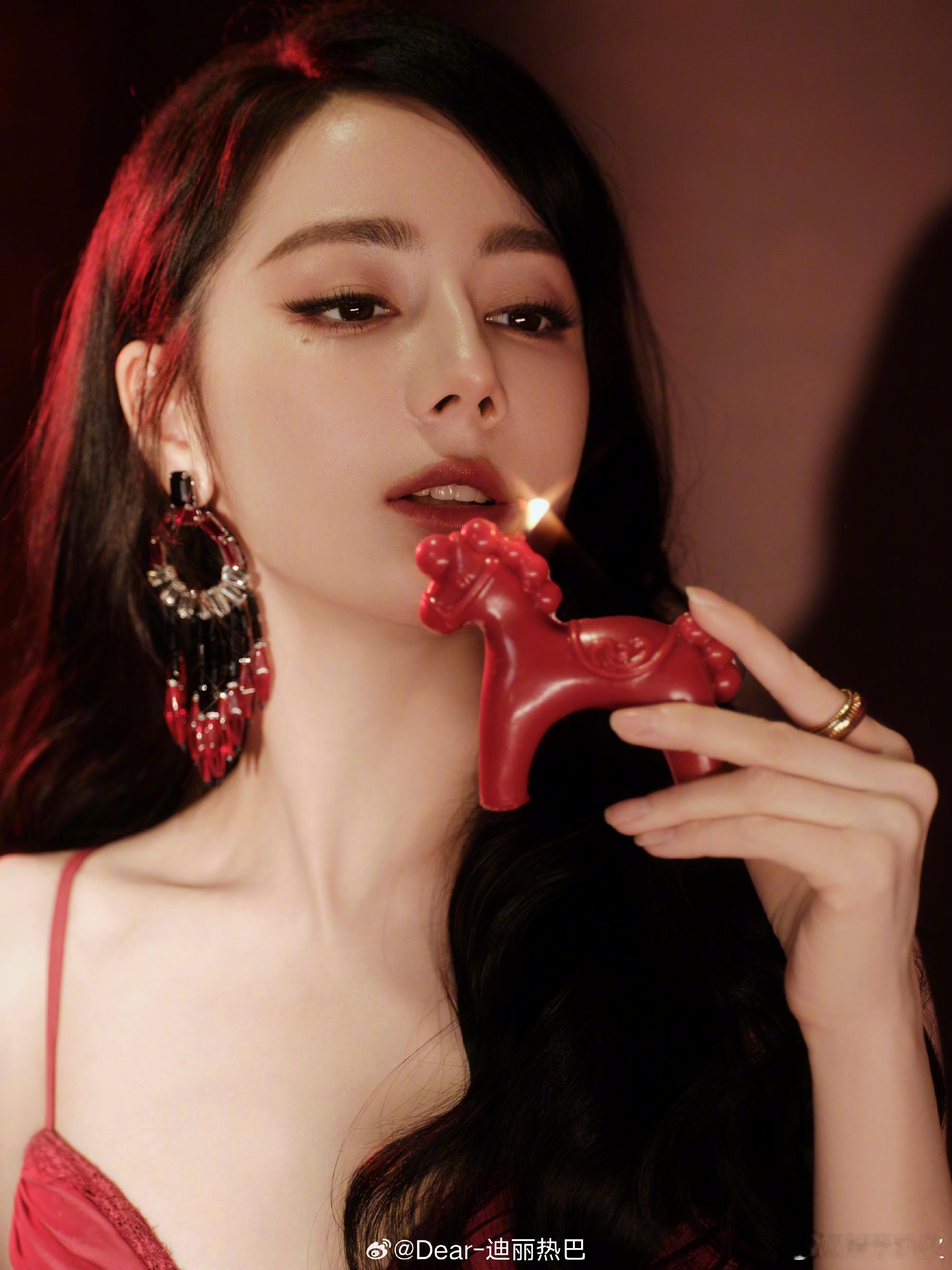 迪丽热巴美了一次又一次迪丽热巴小马在手，福气全有～🧧新的一年，愿大家喜乐安康，