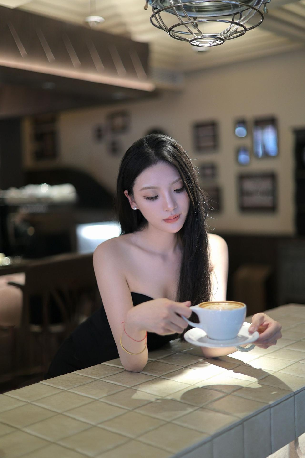 有气质的女人给人什么感觉咖啡与晚风，黑衣与高跟鞋。保持喜欢的状态，安静，疏离，自