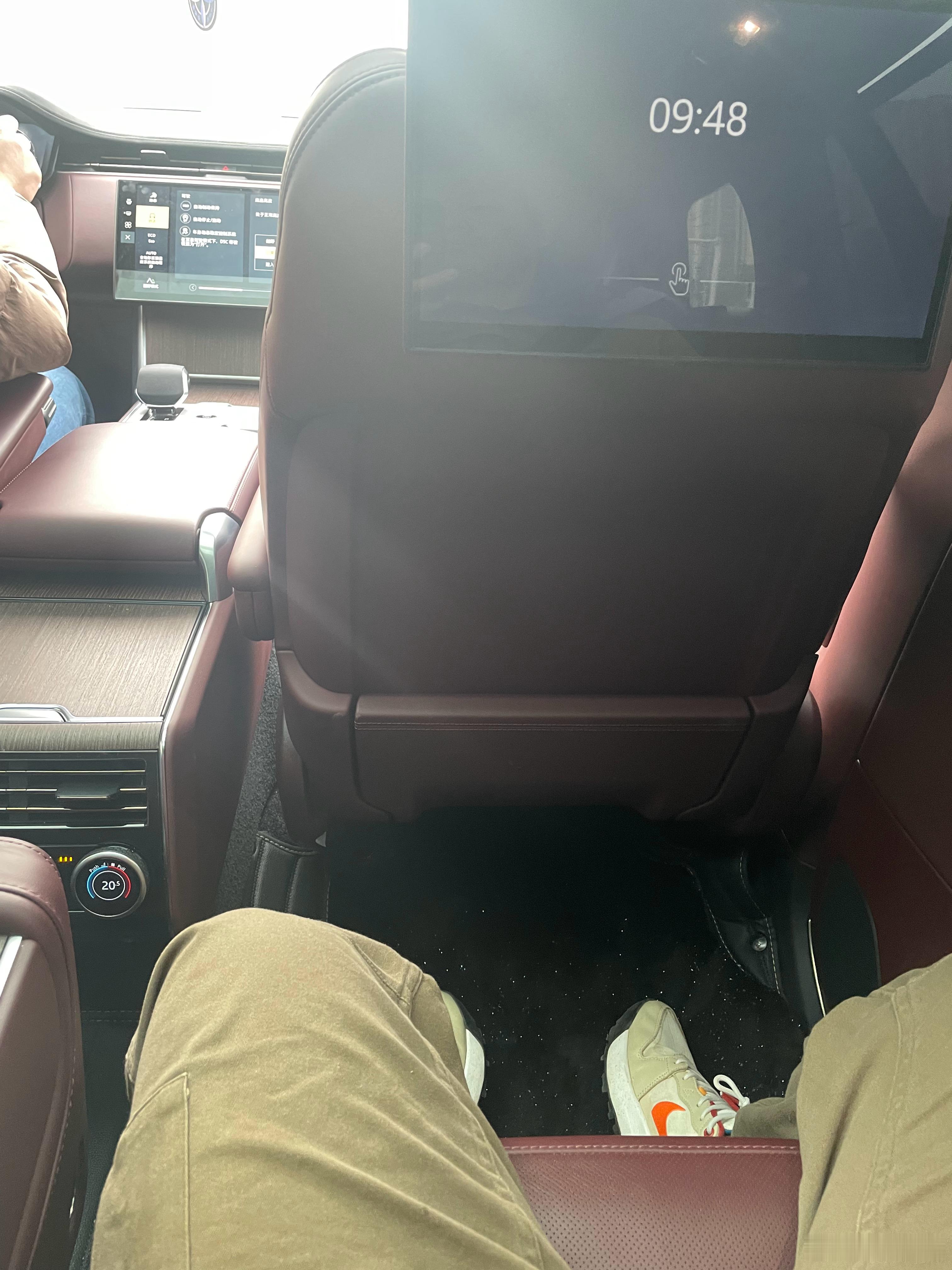 这大揽胜子坐完一圈也不咋行啊。动摇西晃，冲击不圆润，车子抖动很多，车机卡的翔都出