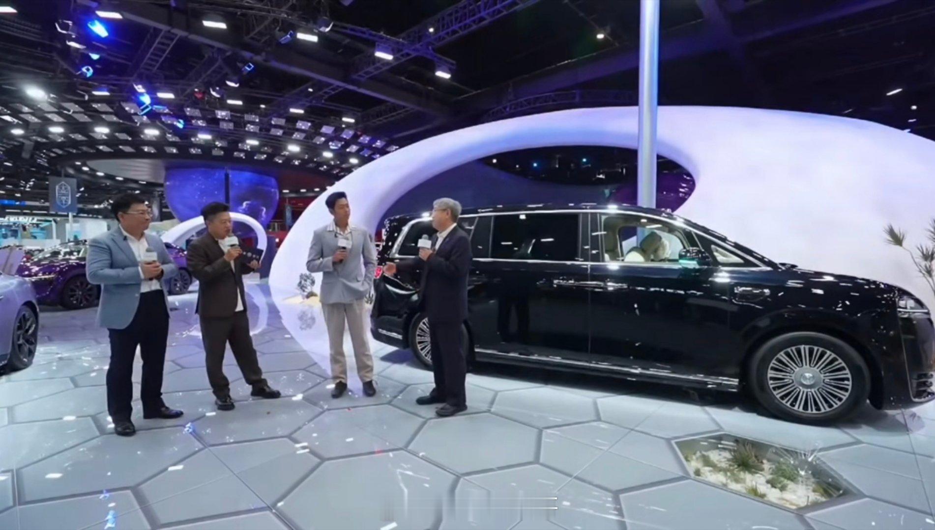 这次北京车展，鸿蒙智行五大系列全都同台亮相，从十几万到百万豪车全覆盖。这不光是秀