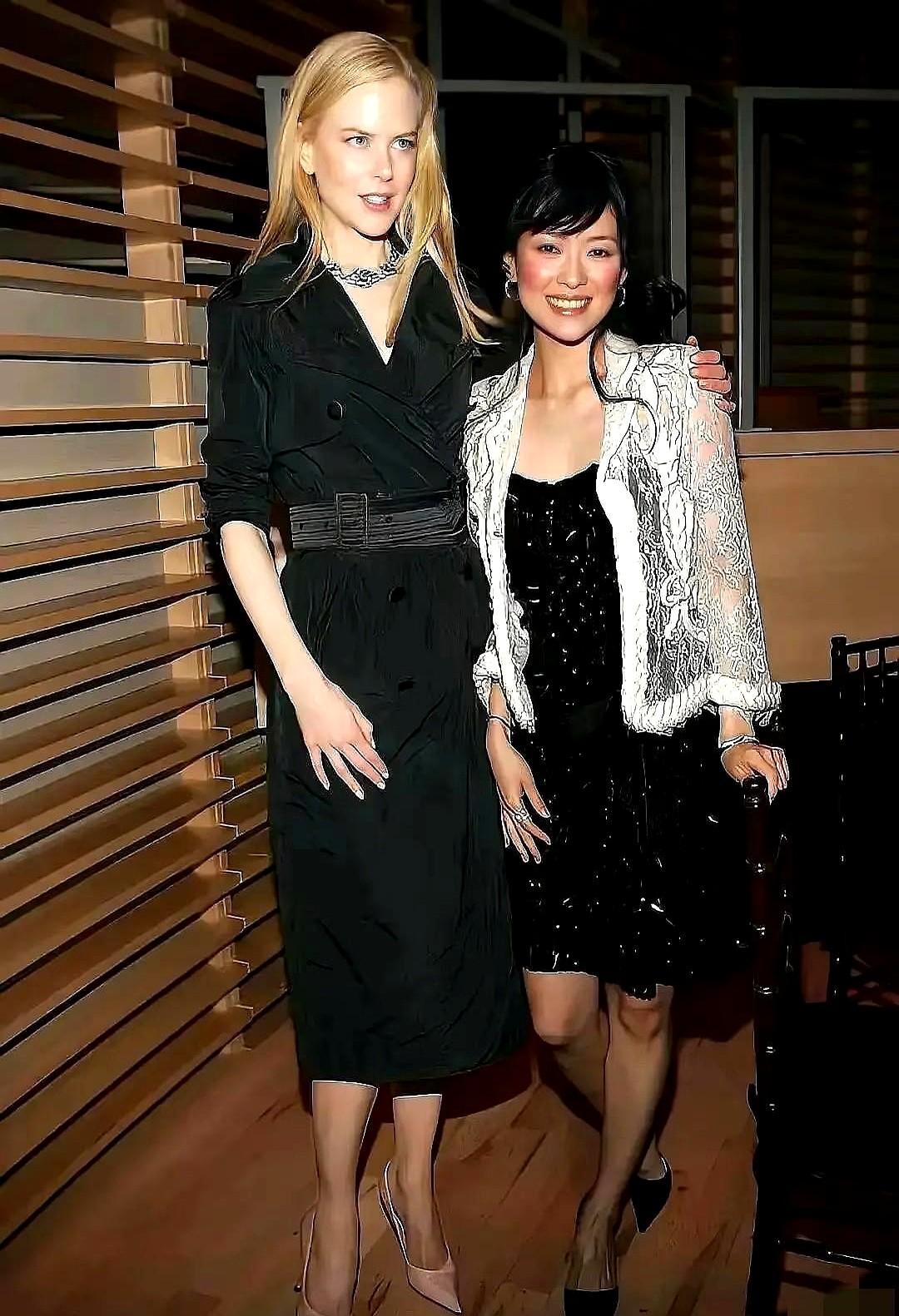 章子怡这辈子最想删的照片，估计就是这张了。

2005年戛纳，26岁的章子怡和3