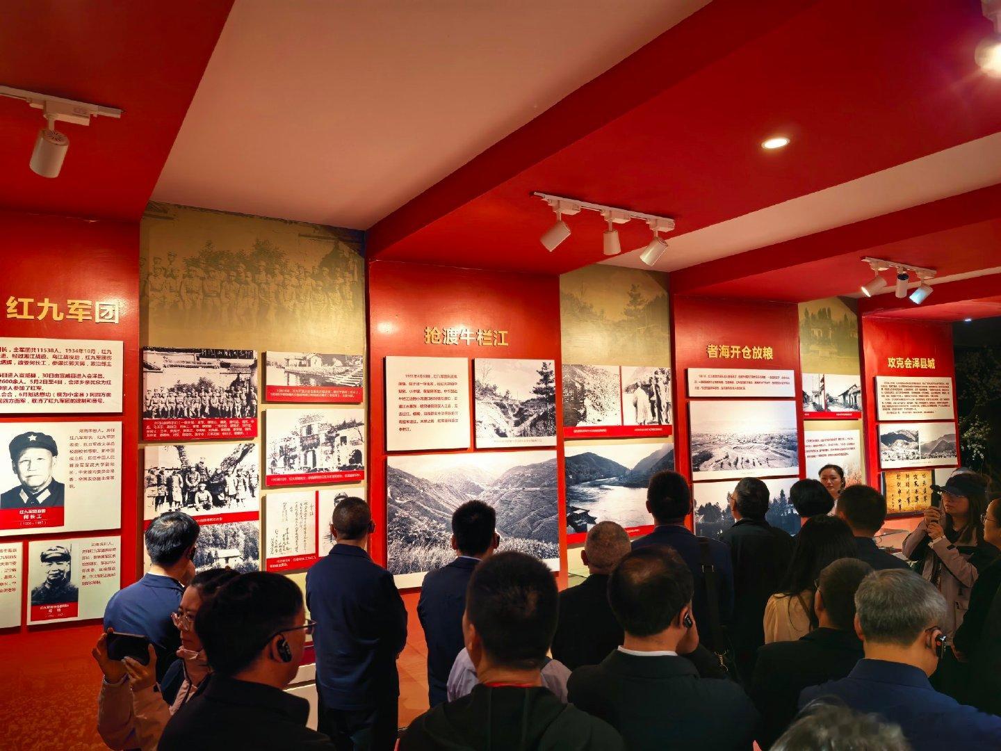 曲靖市纪念长征胜利90周年  90年的这个历史真的是让每个人的内心都得到很多感动