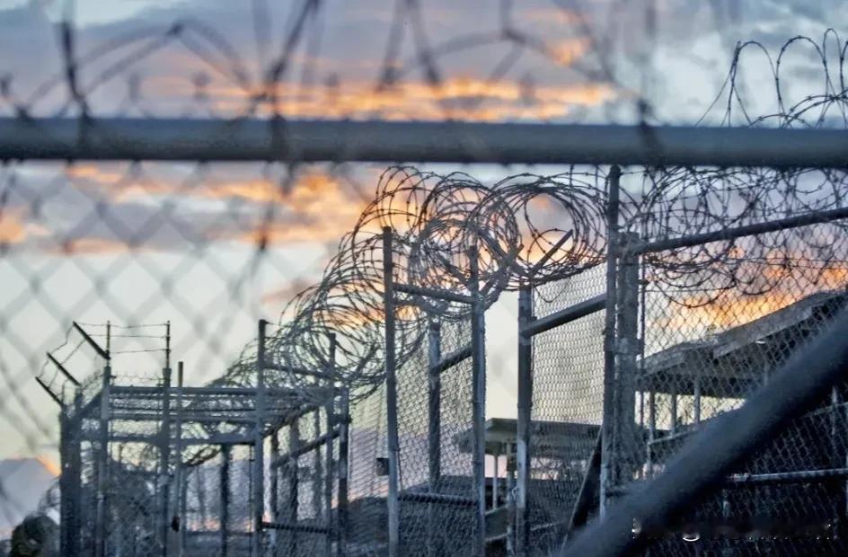 你知道美国有多奇葩吗？美国的很多监狱都是私营的，监狱居然还发行股票上市。而且，美