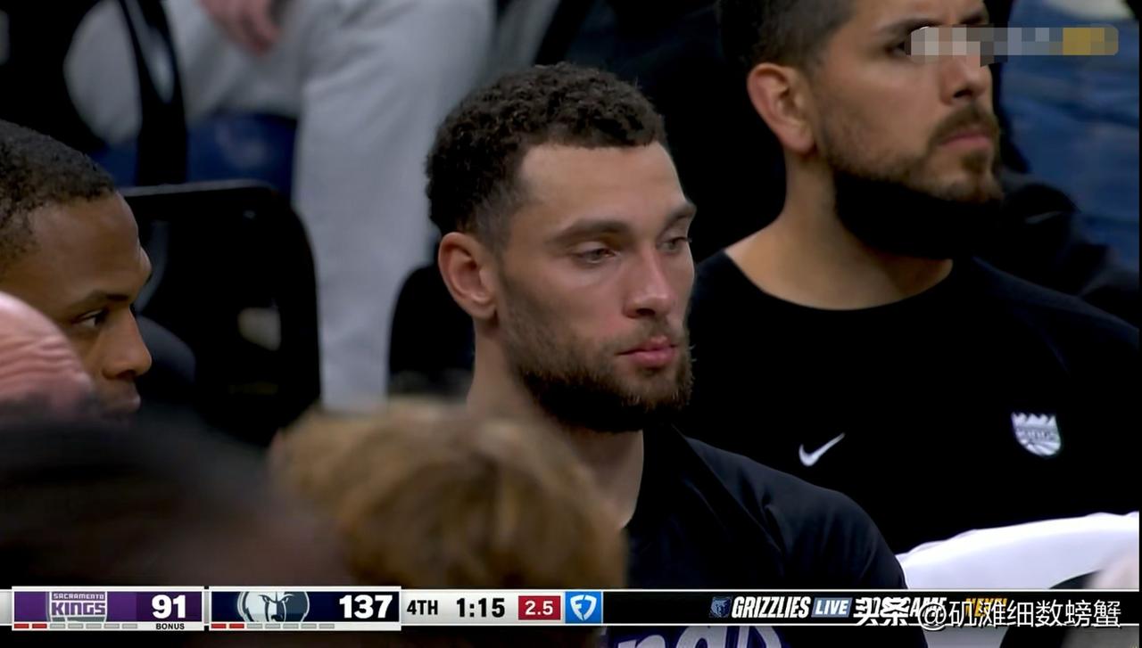 国王超级球星拉文真是极度的沮丧！在今天国王客场挑战灰熊的比赛中，当时距离全场比赛