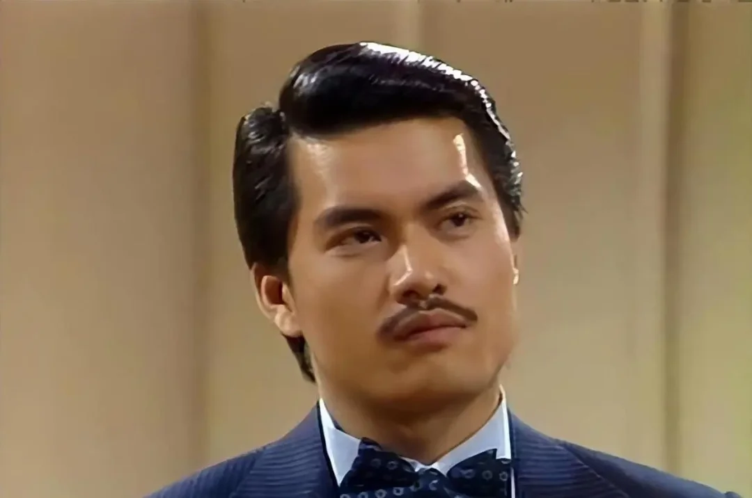 演员吕良伟两次离婚后破产，三婚娶亿万富婆