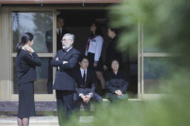 兄妹争产恨深，父遗言：非亲生，恩情胜血