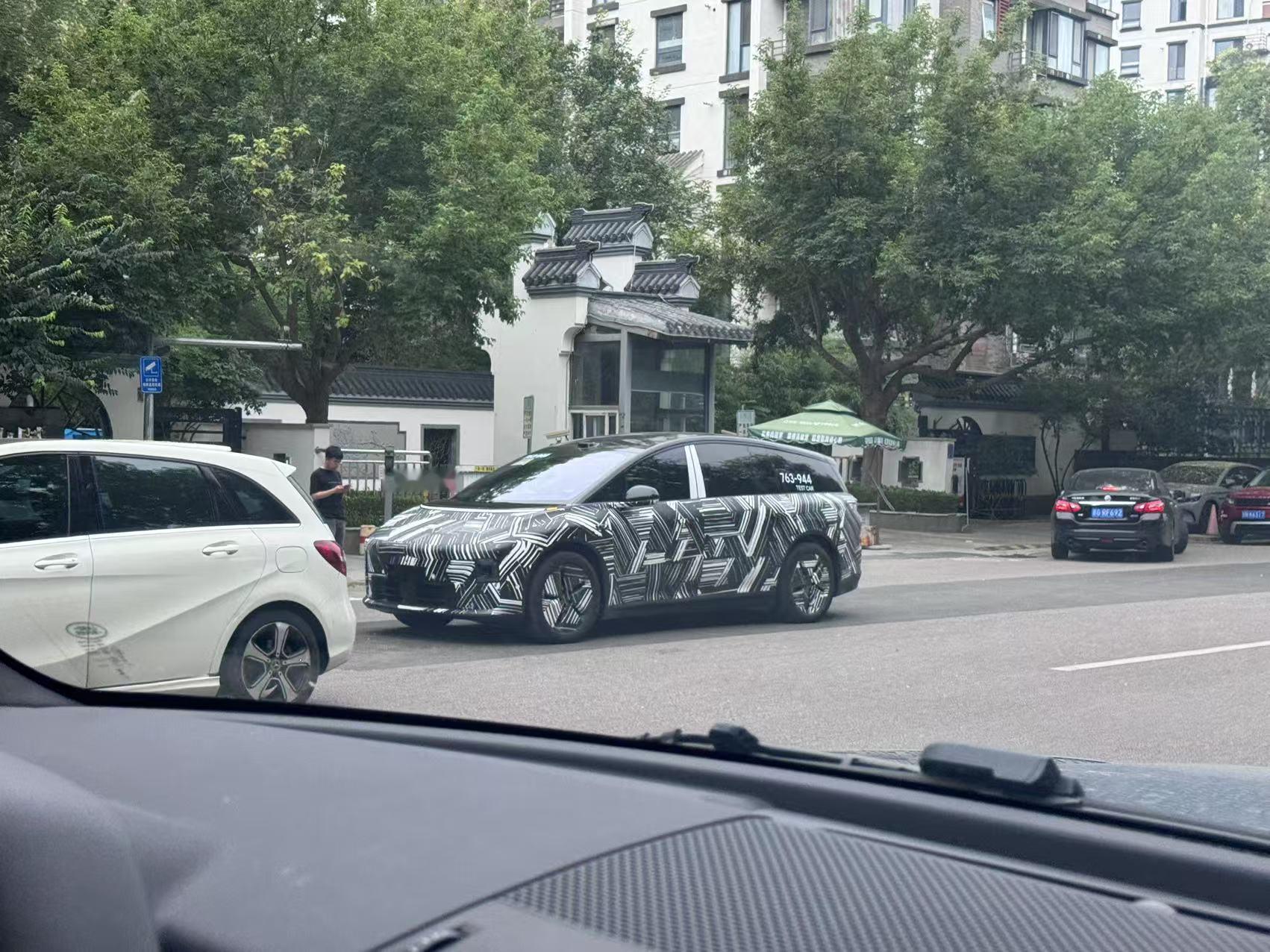 刚到小区门口吓我一激灵，我以为上门催稿来着，这就发，这就发[允悲] ​​​