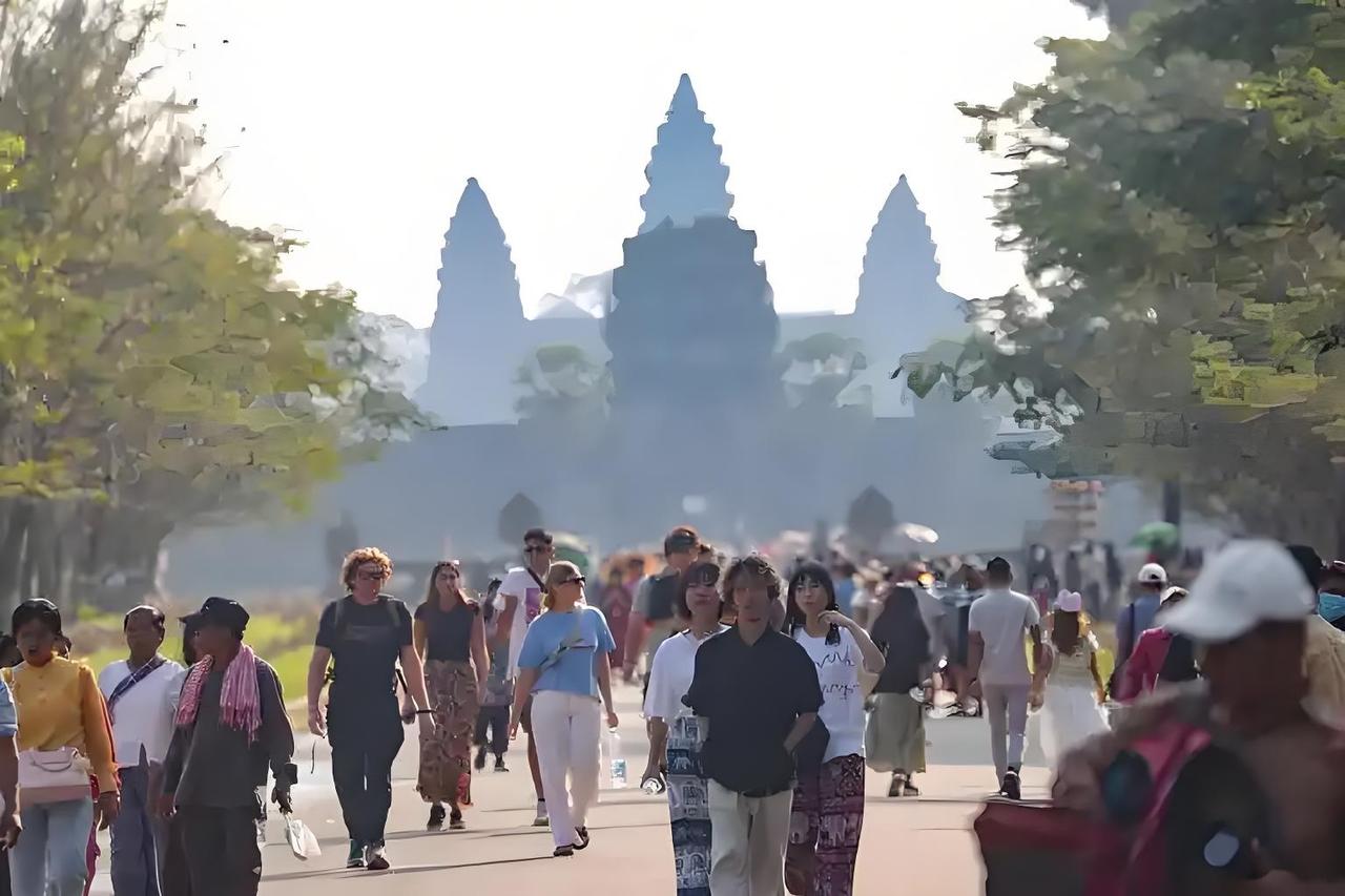泰国其实是个非常友好的国家，不好战，这次挑大事件，是一石三鸟的策略。

第一、泰