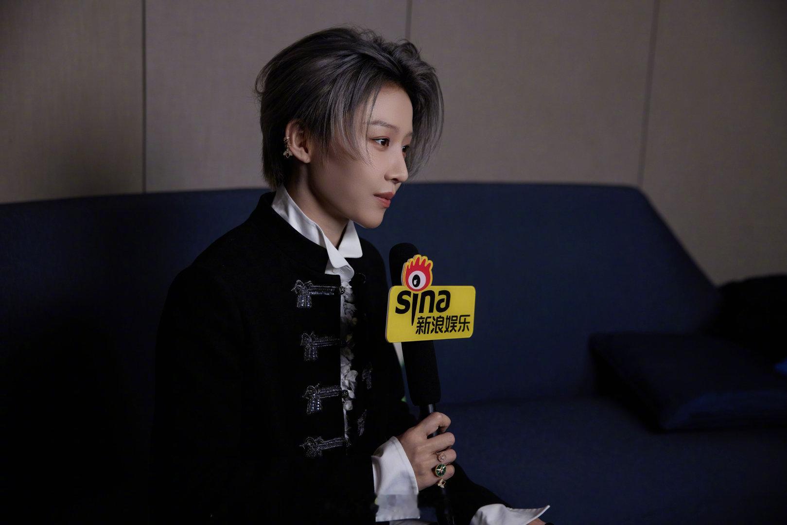 刘雨昕亮相迪奥北京旗舰店 在专访里，刘雨昕对品牌精神的理解独到又深刻。她直言品牌