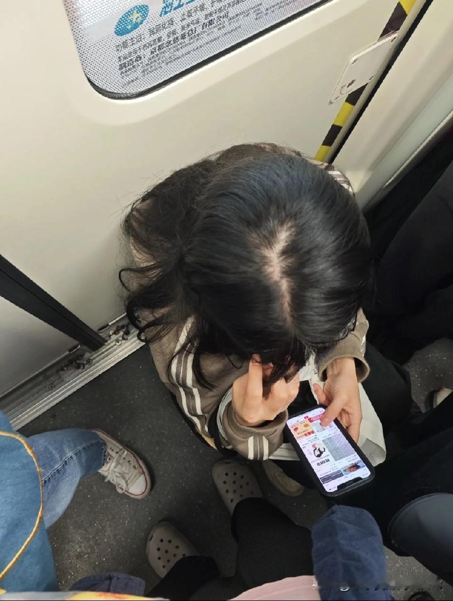 地铁里蹲坐党太闹心！自带折叠凳占空间!
 
今早挤地铁直接被气笑了——车厢本来就