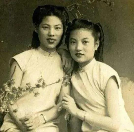 1936年，在一辆通往齐齐哈尔的火车上，一个日军将一中国老太太打得鼻口窜血。突然