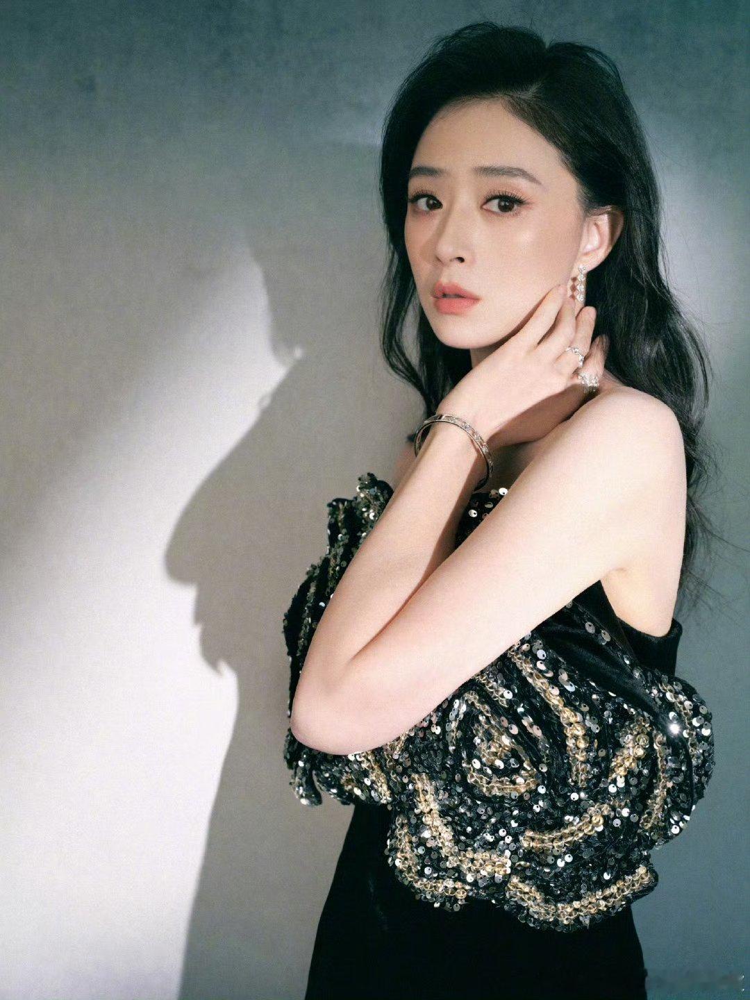 蒋欣不减肥改吃播了谁不为蒋欣的干饭魂折服！不减肥改吃播，大快朵颐的样子，简直是干