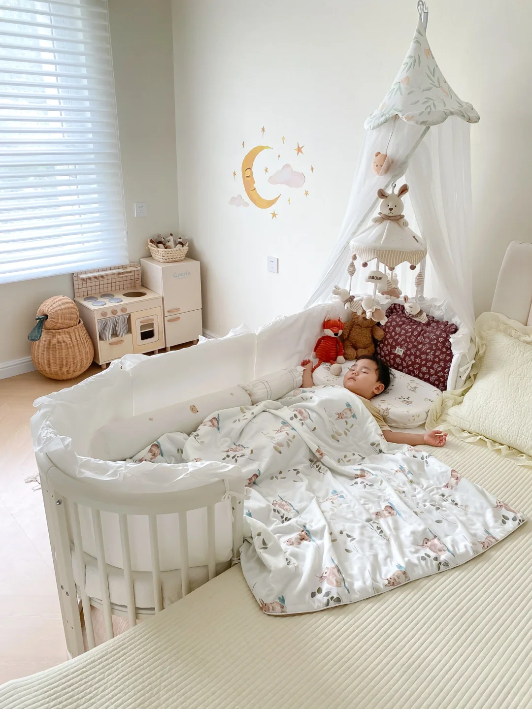 婴儿床布置好的那一刻 幸福真的具象化了💕看着就治愈💖 流畅的圆弧设...