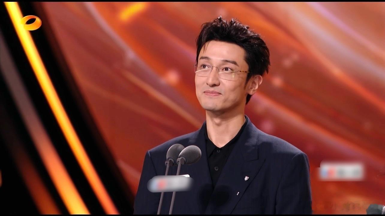 王传君也在看我的前半生王传君也在刷许娣的前半生片段 今晚金鹰奖晚会的颁奖环节里，