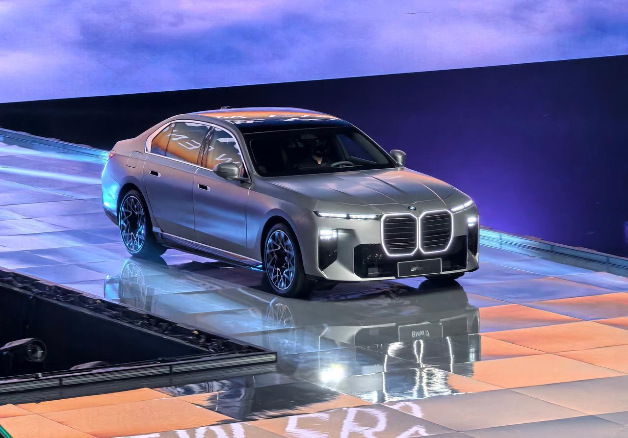 北京车展前的宝马之夜挺热闹的，三款新车提前让兄弟们看看！长轴iX3、i3、7系、