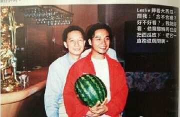 张国荣  张国荣小趣闻Leslie捧着大西瓜问我：「合不合衬?好不好看?」，我说