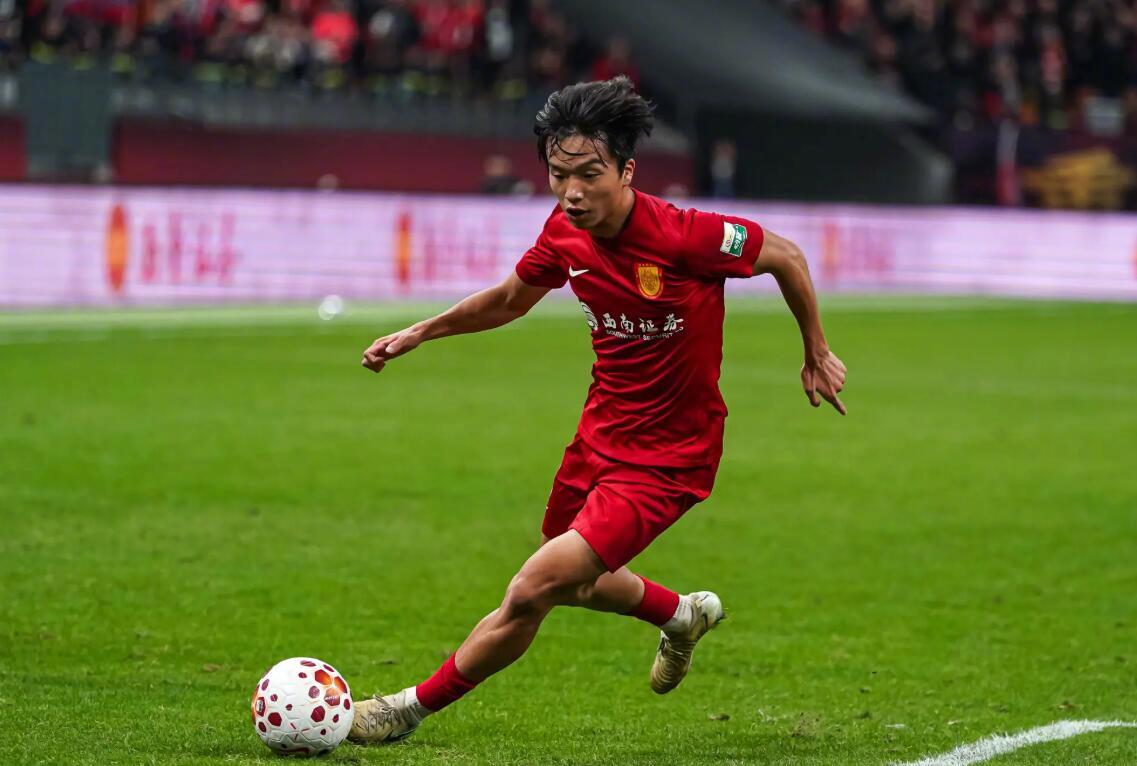 《体坛周报》发文称，重庆铜梁龙中场球员李镇全补招入选中国男足，将随队前往澳大利亚