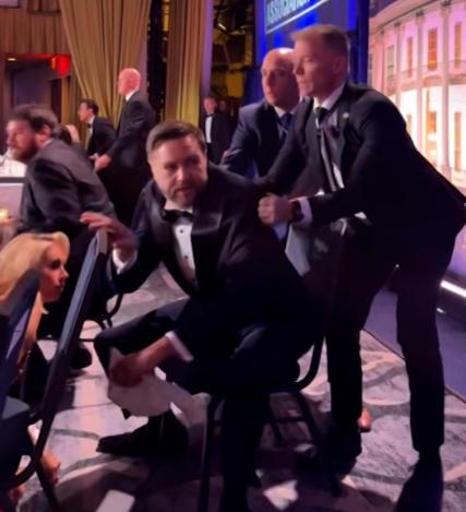 邪门了，同一家酒店，不同的总统，再度遇上枪击！

2026年4月27日晚，华盛顿