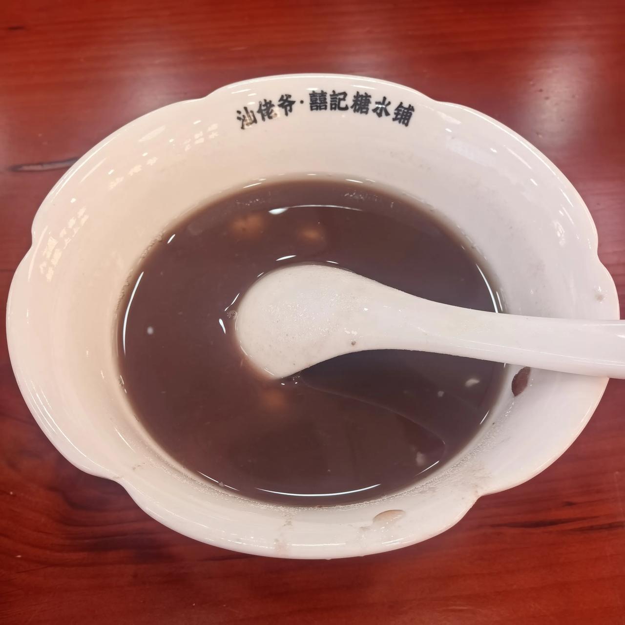 炎炎夏日，一碗冰镇莲子红豆沙下肚，燥热的暑气直接消去大半，值得推荐。

比起甜腻