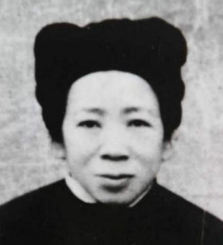 1943年，她和丈夫将自己的全部都奉献给了红军战士。

河北兴隆县的一户农家小院