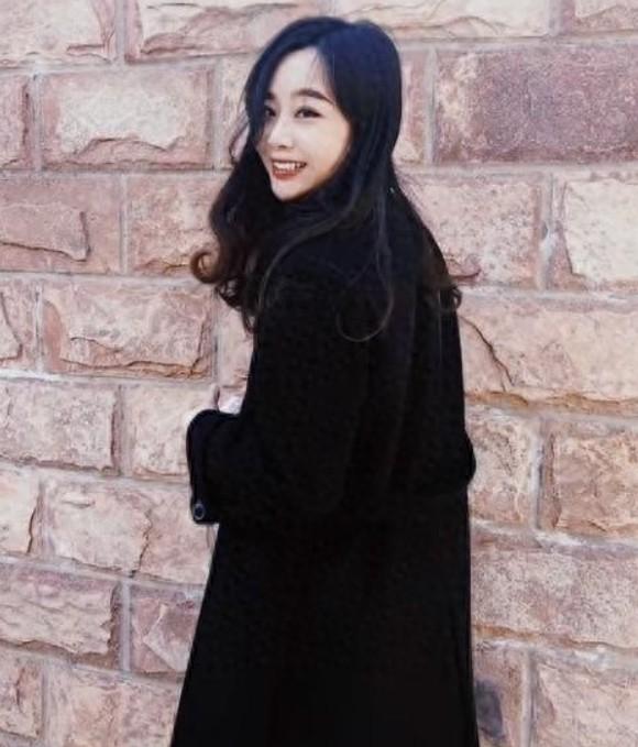 31岁美女张筱雨去世，刚生完孩子1个月。
 
有几个妈妈半夜喂奶猝死的 肯定有别