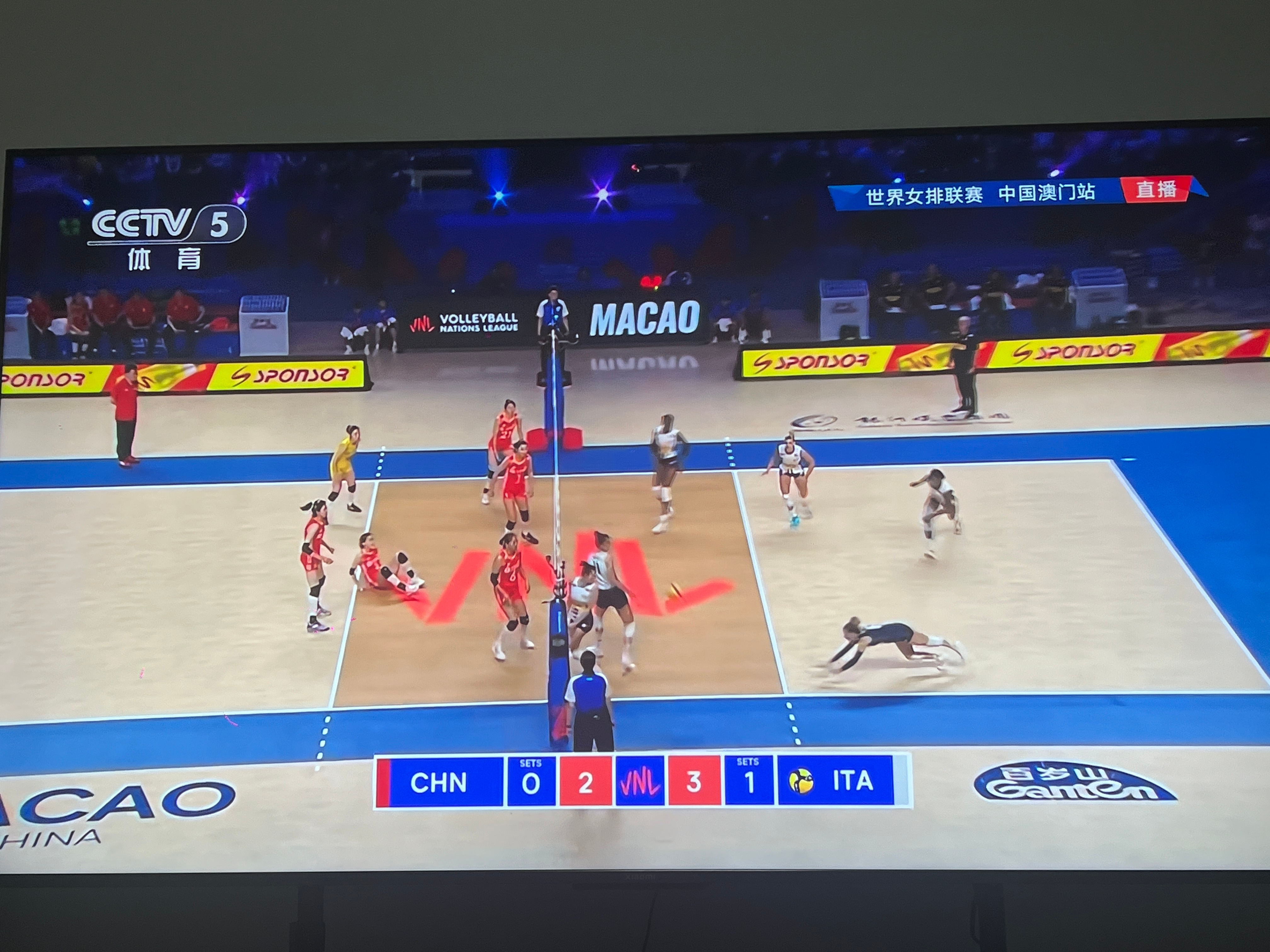 #中国女排vs意大利女排#我问一下蛤……朱婷怎么又没有被安排上场？ ​​​