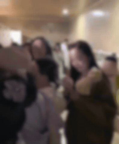 在景区内借用男厕就借用男厕吧，还在男厕拍视频，这就不太好了吧？