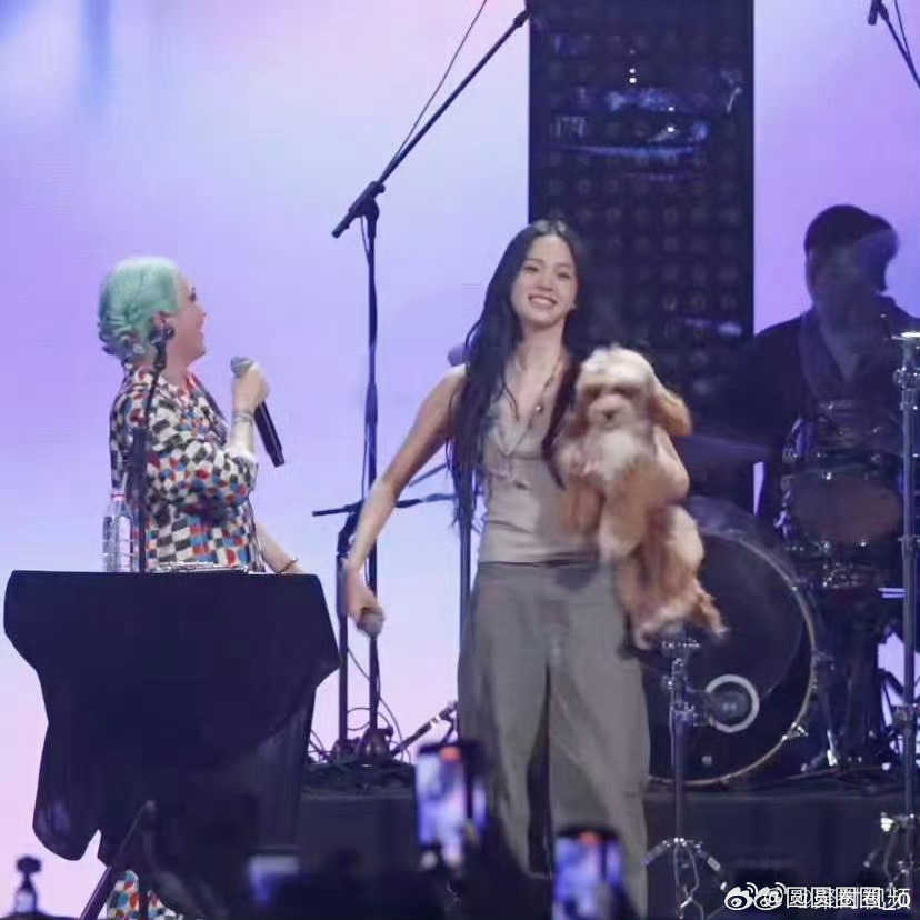 欧阳娜娜大晚上玩嗨了娜比是真的如同自己想要的人生一样快乐[哈哈][good] 又