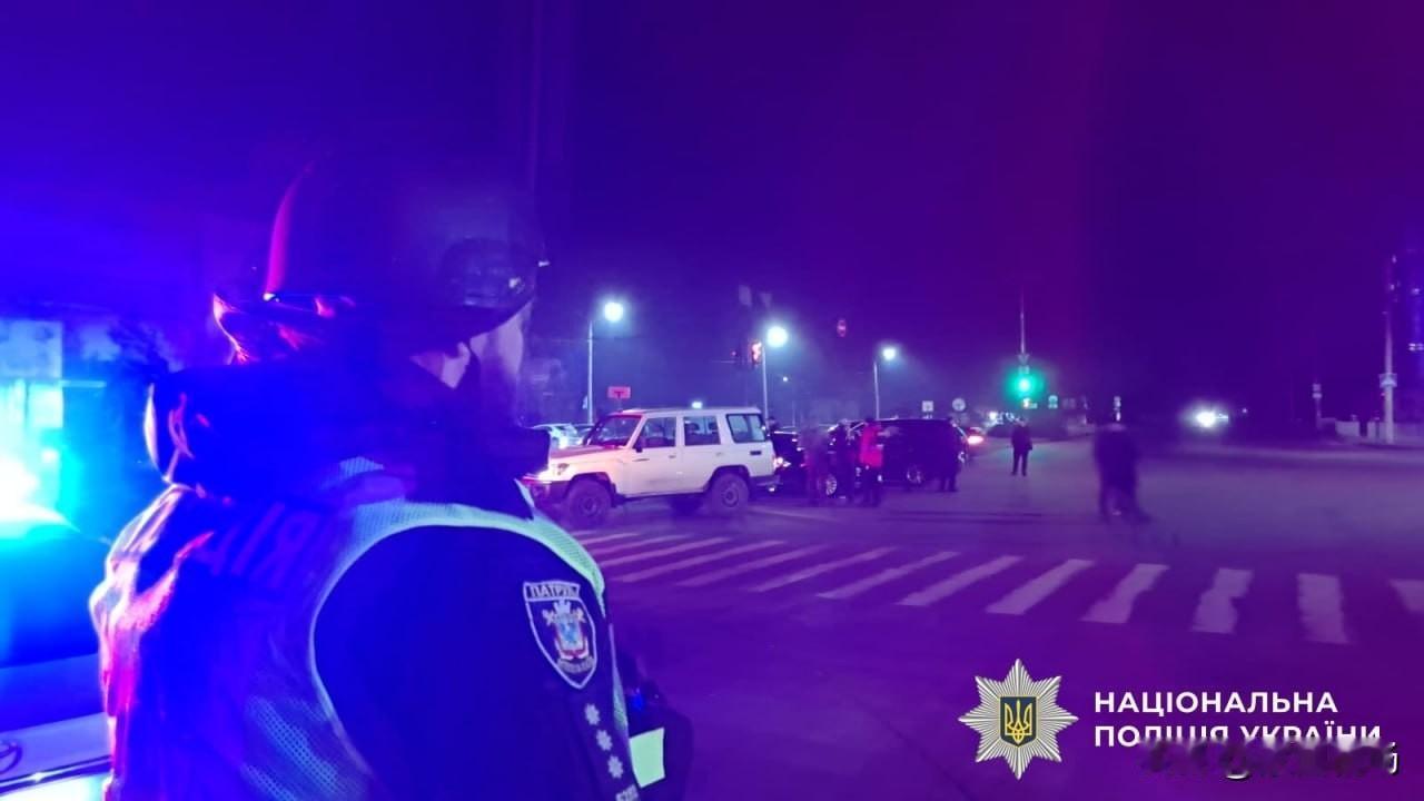 尼古拉耶夫一处停业的加油站有炸弹引爆，多名乌克兰警察将警车停放于此。事件造成7人