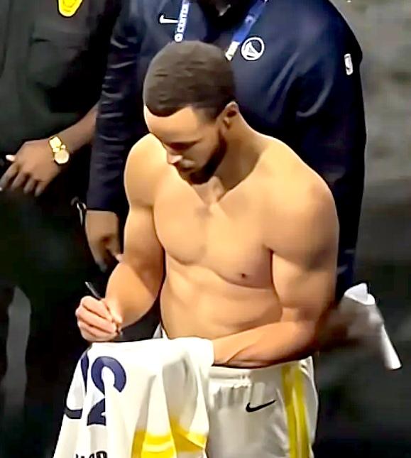 库里的一身腱子肉，是火箭谢泼德的努力方向。

身形矮小与力量单薄球员，在防守时颇