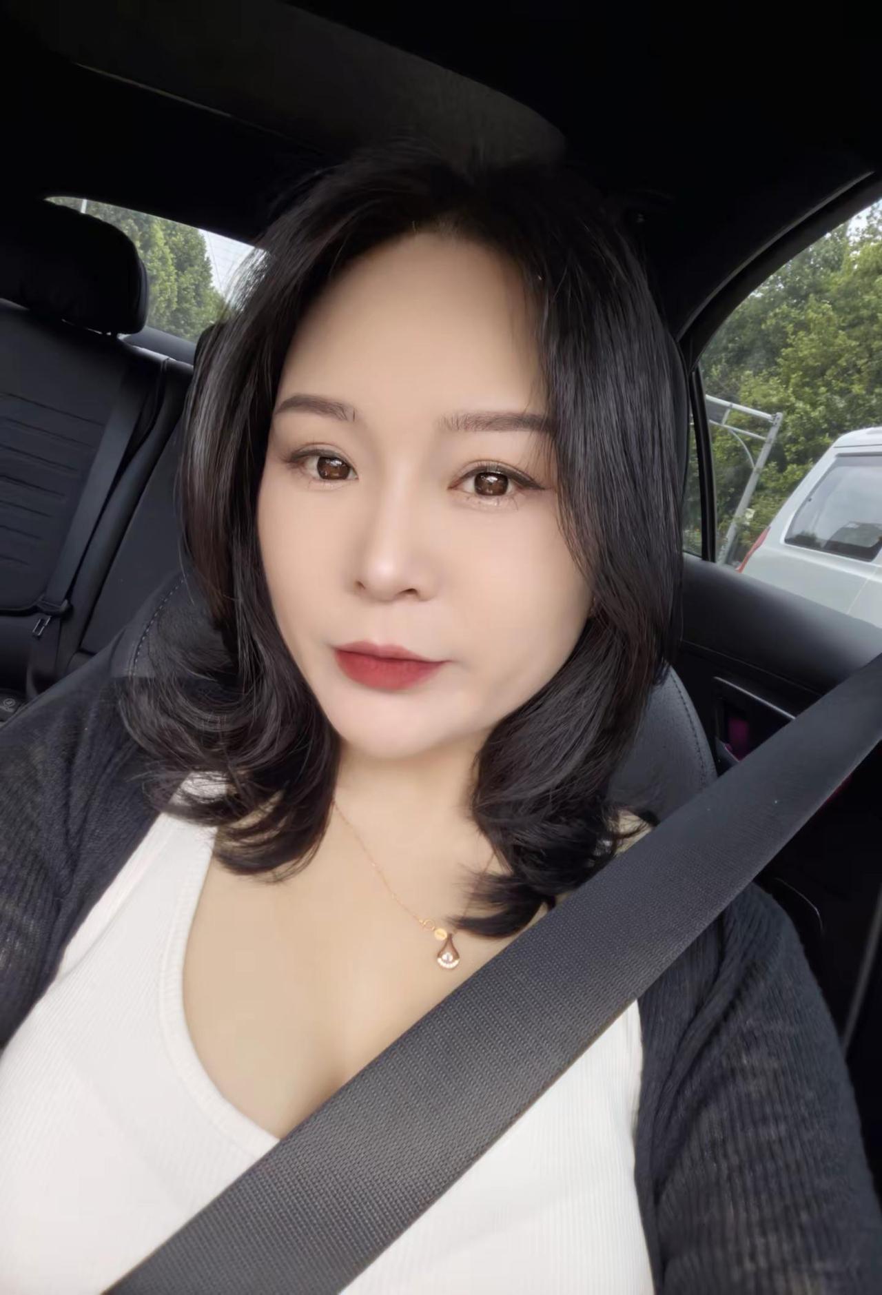 17岁的我站在公交站台 羡慕会开车的女人30多岁的我开着车 看着路边的女孩 羡慕