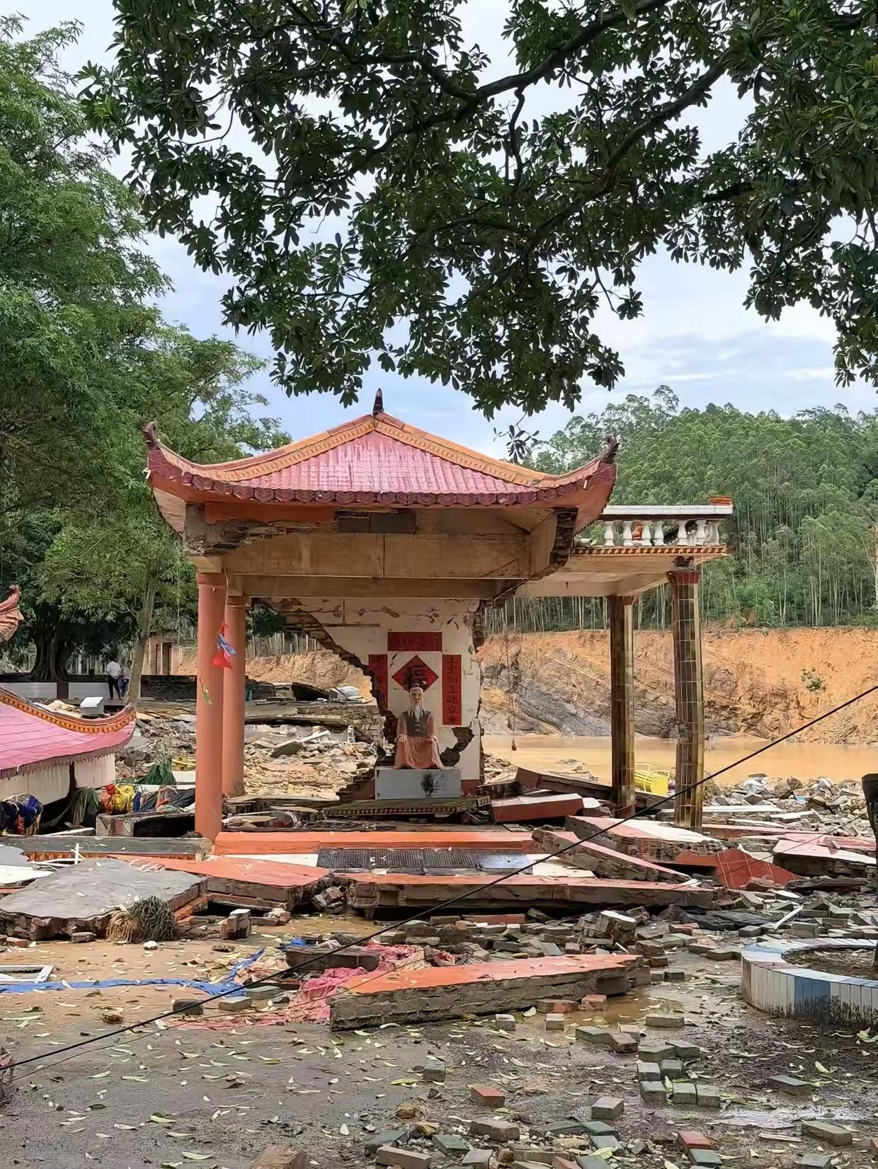 广西横州这场水，真够狠的，连村口土地庙都给冲塌了。

有人拍了张照片，我看哭了。