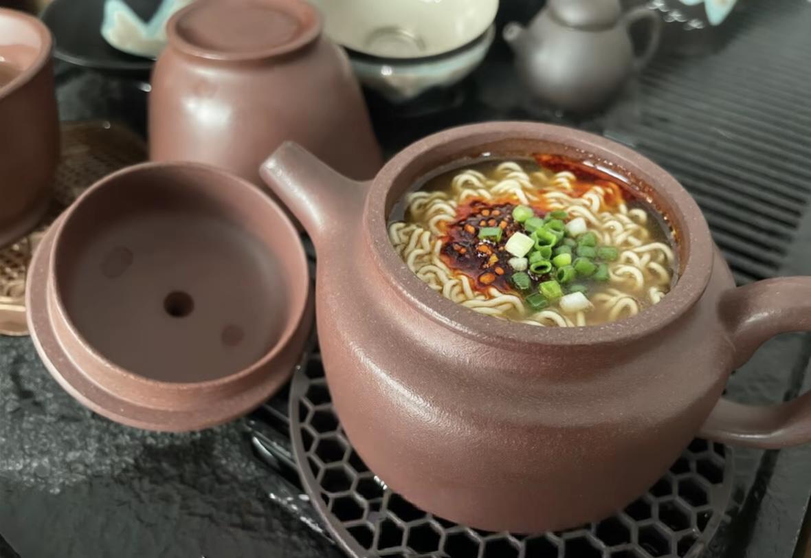 各位茶友，云一杯。

紫砂壶