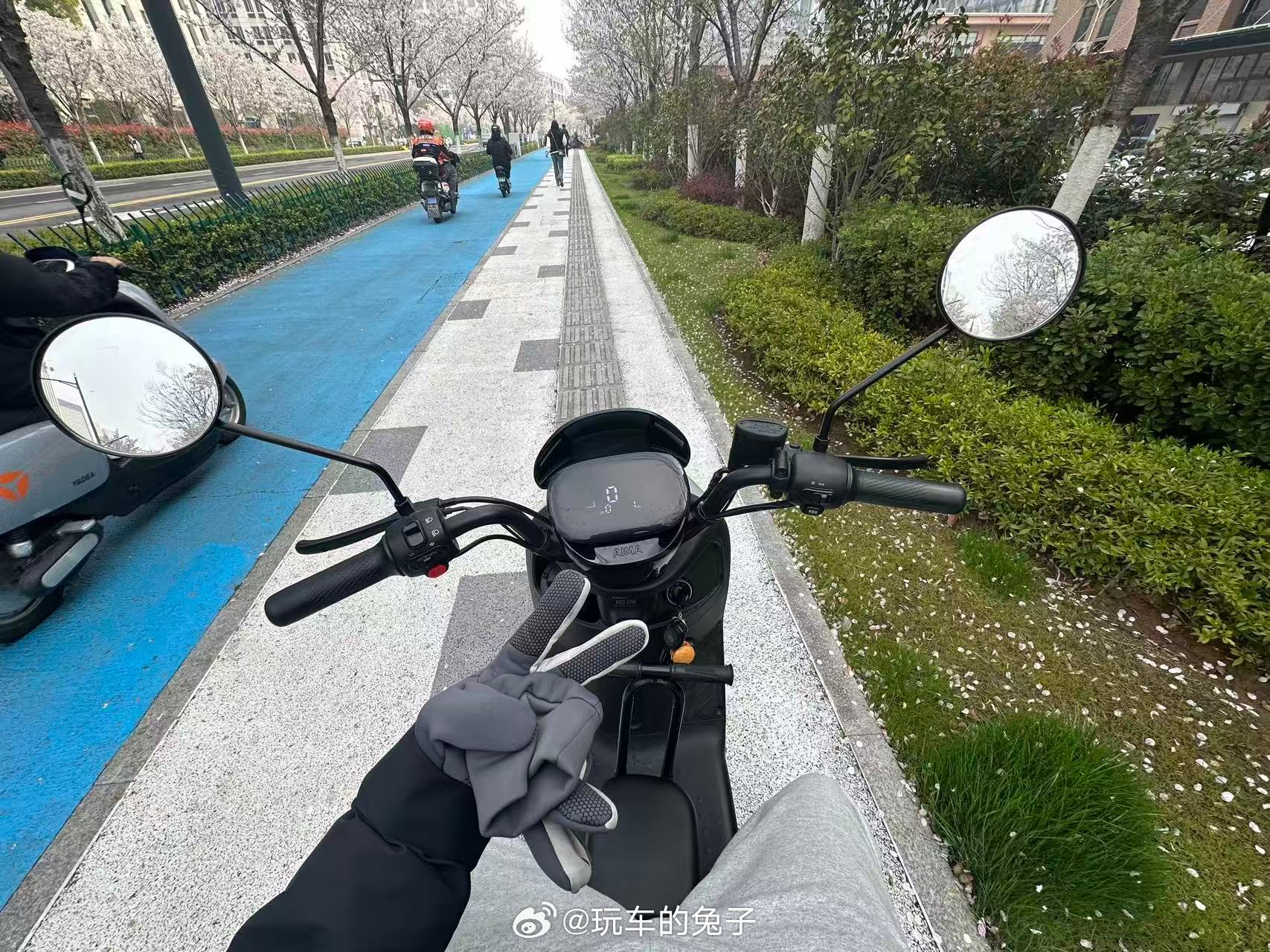 四轮承载肉体，两轮承载灵魂汽车摩托车电瓶车