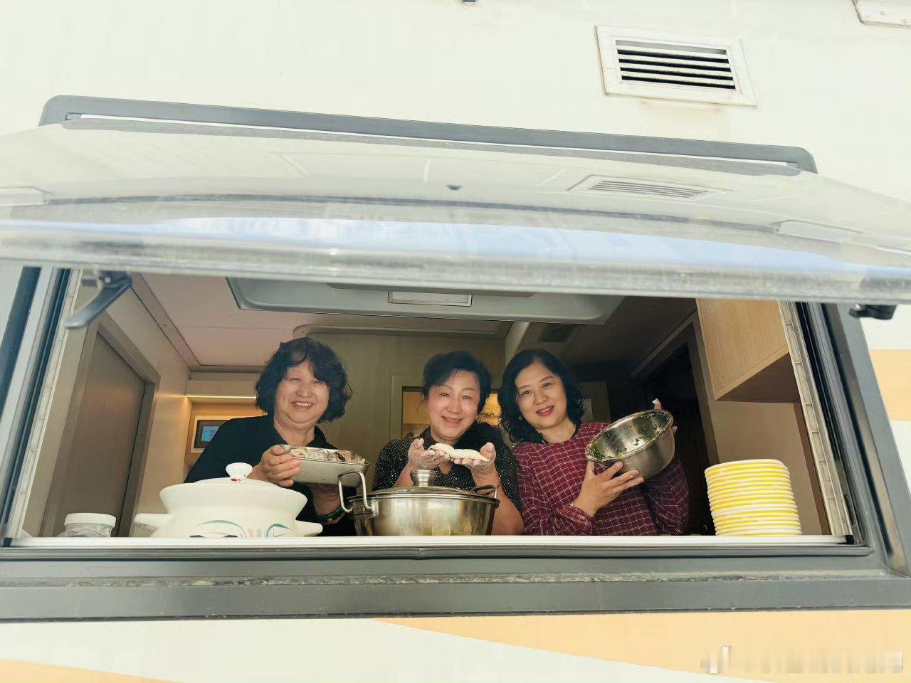 妈妈和亲戚探班黄晓明家人探班黄晓明 探班黄晓明 ​​​
