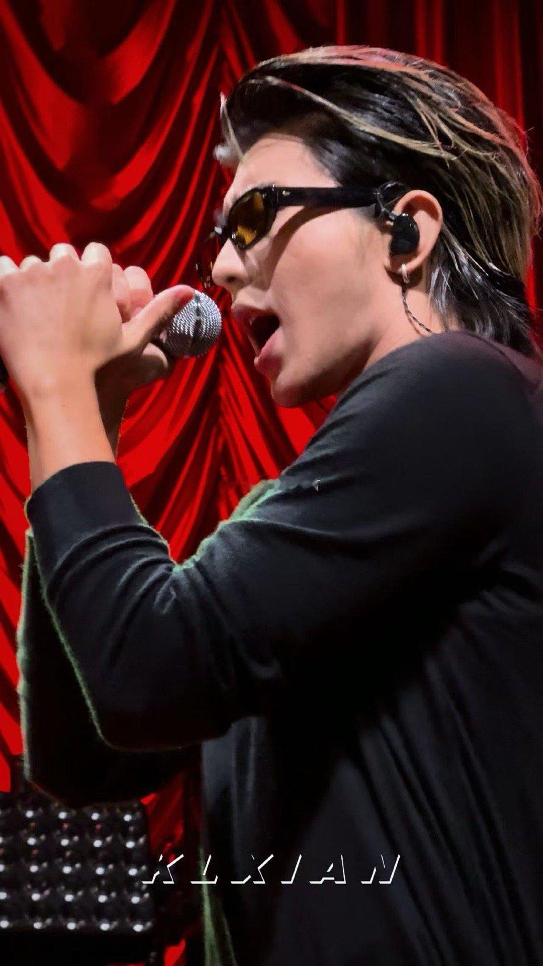 蔡徐坤紧身衣肌肉 救命！蔡徐坤紧身衣下的肌肉线条太欲了😍 饭撒新形式直接拉满氛