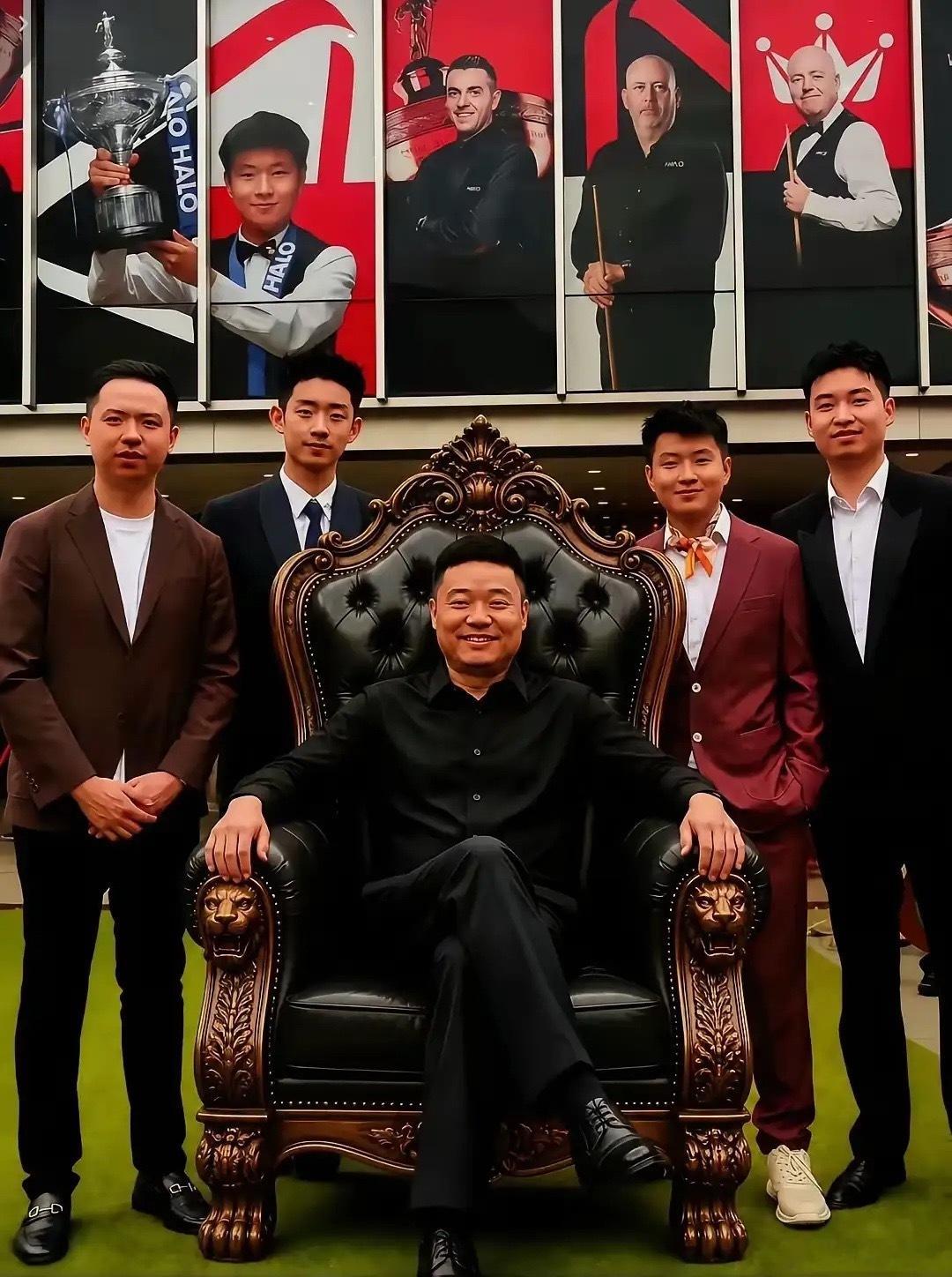 赵心童、吴宜泽接连在世界赛上捧杯，赛后采访里，俩人没提别的，先对着镜头郑重感谢丁