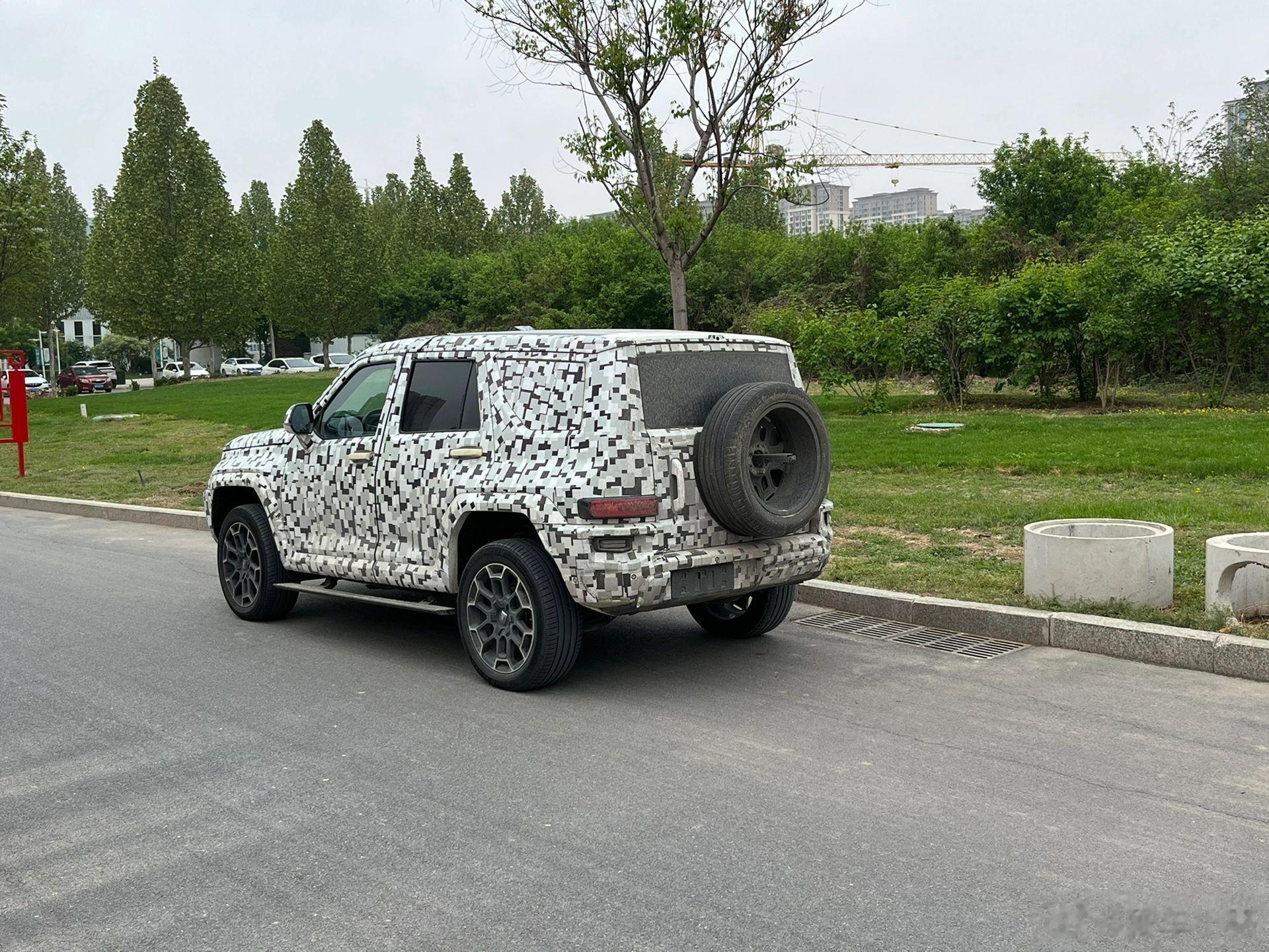这是什么车在路测，看轮胎好像是坦克？ ​​​