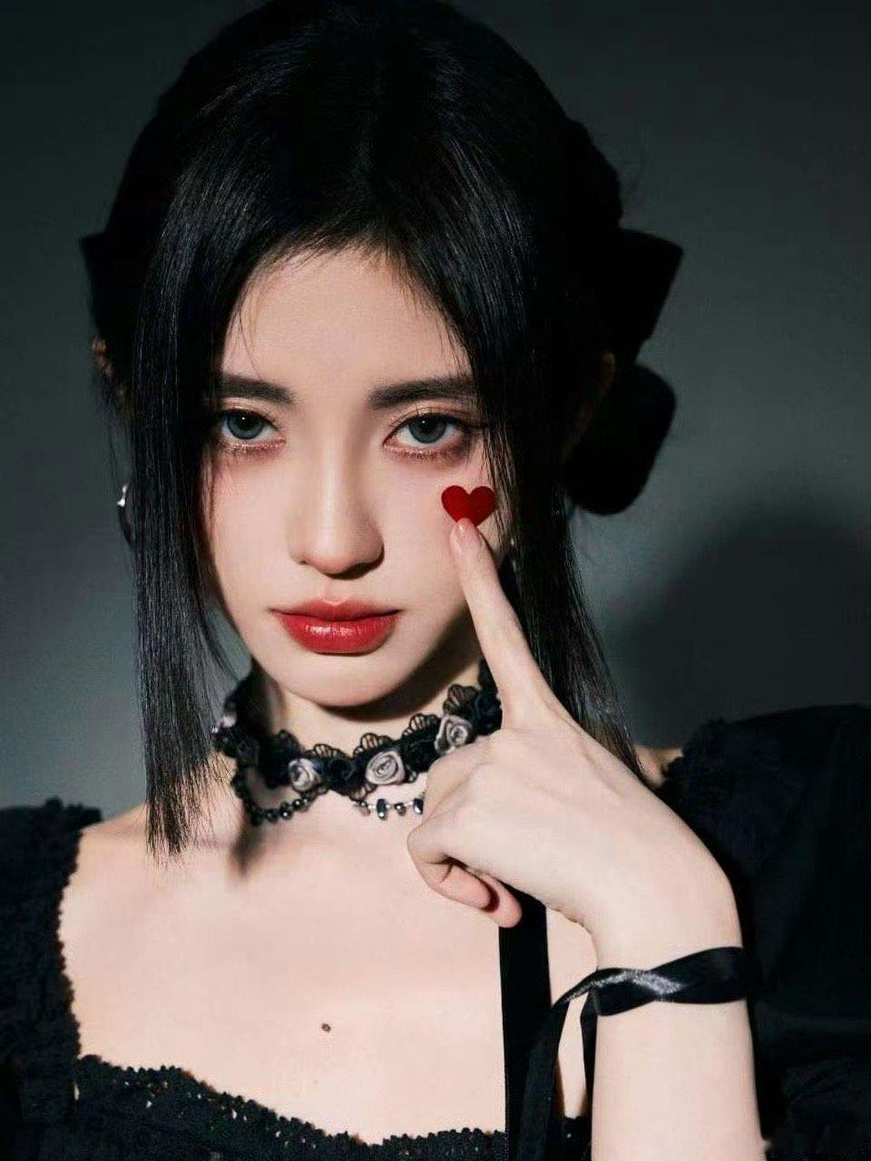 鞠婧祎开年刊 《时装LOFFICIEL》开年刊，鞠婧祎的含金量还在上升!狠狠期待