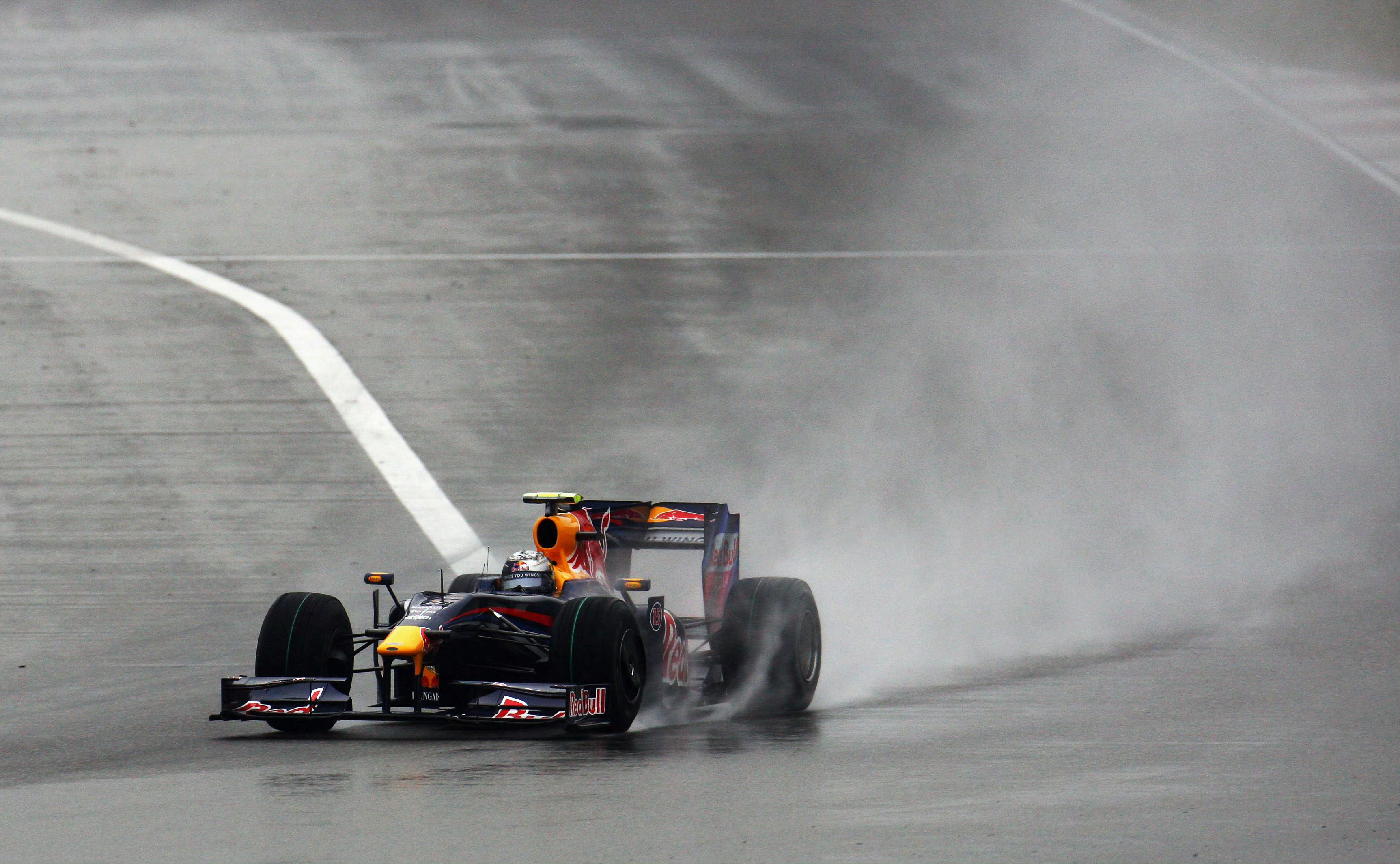 F1 2009年的今天，维特尔在上海的大雨中为红牛车队取得队史首个F1分站冠军！
