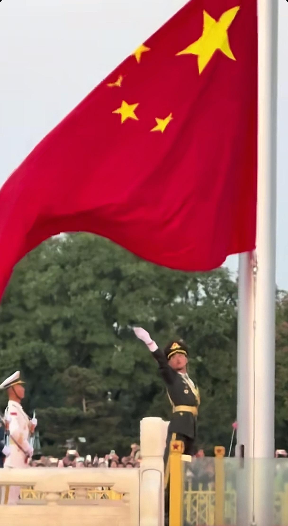 明天去天安门看升国旗的人一定很多吧！
也一定是每年在天安门看升国旗最多的一天。